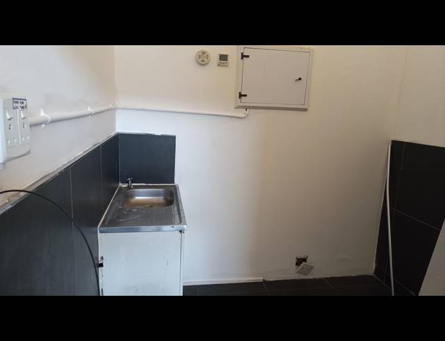 107M² BUSINESS TO LET IN OVERPORT